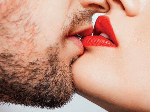 मानिसले किन र कहिलेदेखि सुरू गरे चुम्बन ? यस्तो छ, इतिहास अनि दाबी