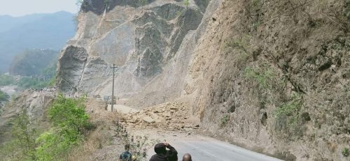 नारायणगढ-मुग्लिन सडकमा सुख्खा पहिरो,सडक अबरुद्ध