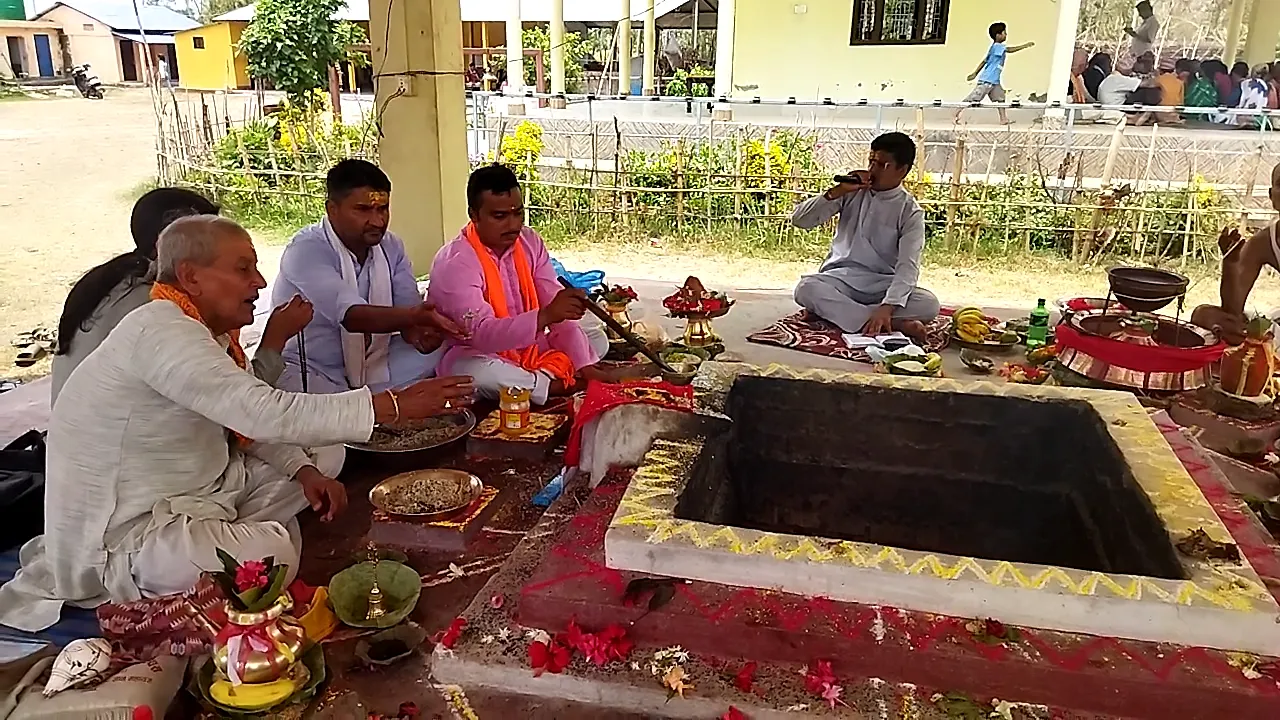 ४४ डिग्री तापक्रम पुगेको दुम्कौलीमा पानी माग्दै ईन्द्र भगवानको पुजा