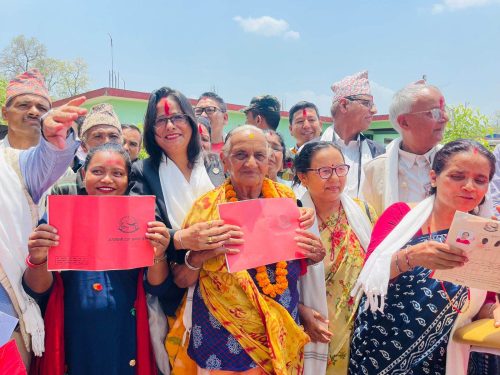 हुप्सेकोटका १ सय ५ भूमिहिन दलित र सुकुम्बासी लाई जग्गाधनी प्रमाण पुर्जा वितरण