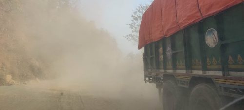 धुलोले ढाकिएको दाउन्ने जहाँ दिउँसै बत्ती बाल्नु पर्छ