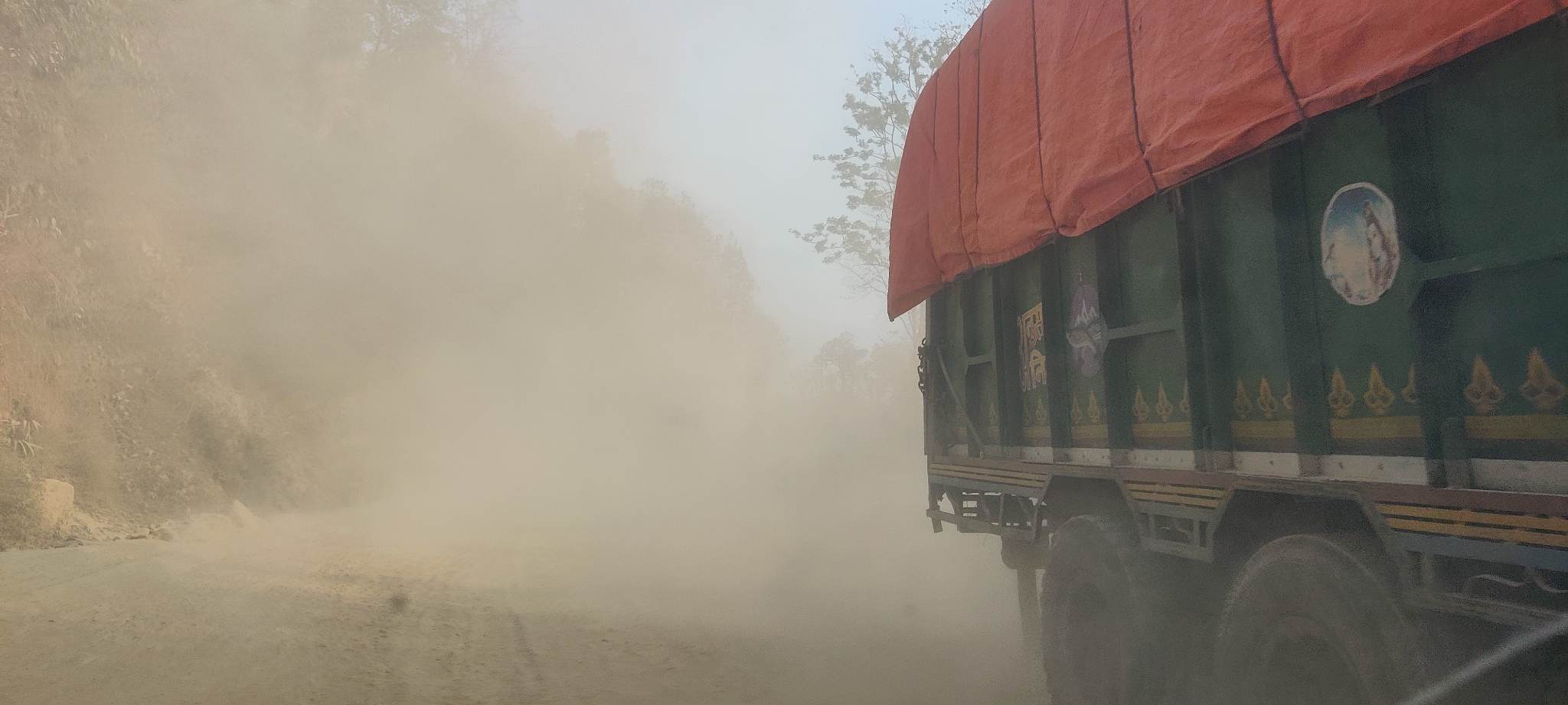 धुलोले ढाकिएको दाउन्ने जहाँ दिउँसै बत्ती बाल्नु पर्छ