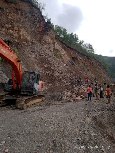 पांग्रे र पोखरीमा पहिरो खस्दा नवलपुरको पहाडी क्षेत्र जोडने सडक अवरुद्ध