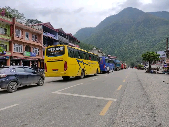 पहिरोले अवरुद्ध नारायणगढ मुग्लिन सडक १९ घण्टापछि सञ्चालनमा