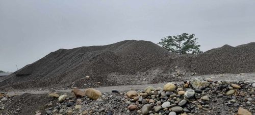 उद्योग नविकरण नभएको भन्दै नवलपुरमा ढुङ्गा, गिटी र बालुवाकाे बिक्री बन्द