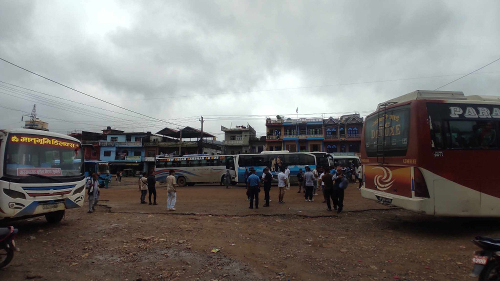 मुग्लिनको पहिरोले गाडीहरु नवलपुरमै रोकिए