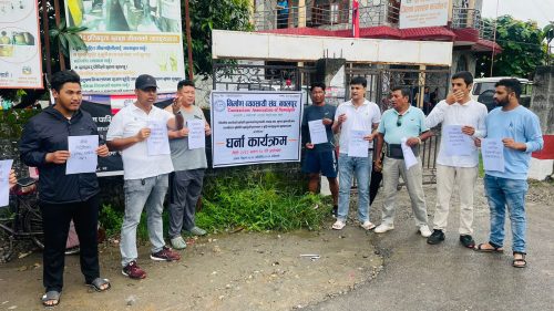 नवलपुर जिल्ला प्रशासन कार्यालयमा निर्माण व्यवसायीको धर्ना