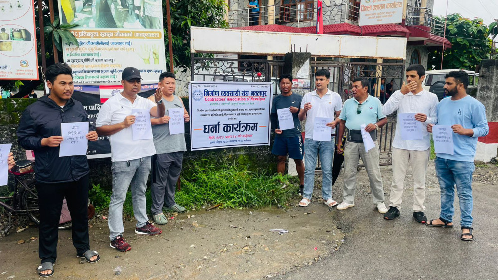 नवलपुर जिल्ला प्रशासन कार्यालयमा निर्माण व्यवसायीको धर्ना