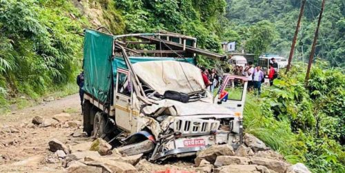 गुडिरहेको जीपमाथि खस्यो ढुंगा, चालकसहित तीन जना घाइते