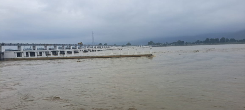 गण्डक ब्यारेजका सबै ढोका खोलियो, नारायणी नदीमा पानीको बहाव चेतावनीको तह नाघ्यो