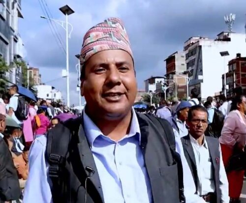 निजामती छोडेर शिक्षण पेशामा रमाएका “भाईरल गुरु” होमनाथ