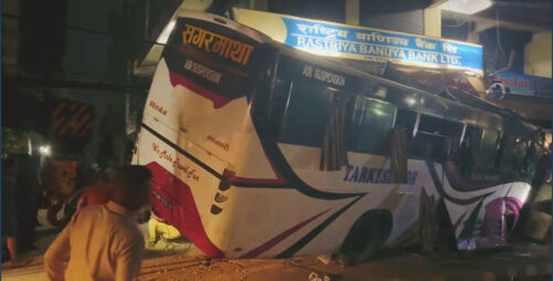 पिकनिकबाट फर्कँदै गरेको बस सिमरामा दुर्घटना, एक जनाको मृत्यु ,४० घाइते