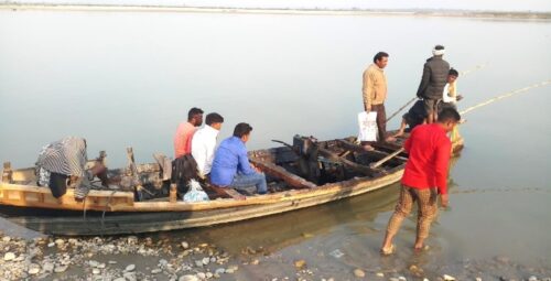 स्कुल जान जोखिमपूर्ण डुंगाको यात्रा, नभए भारतको बाटो!