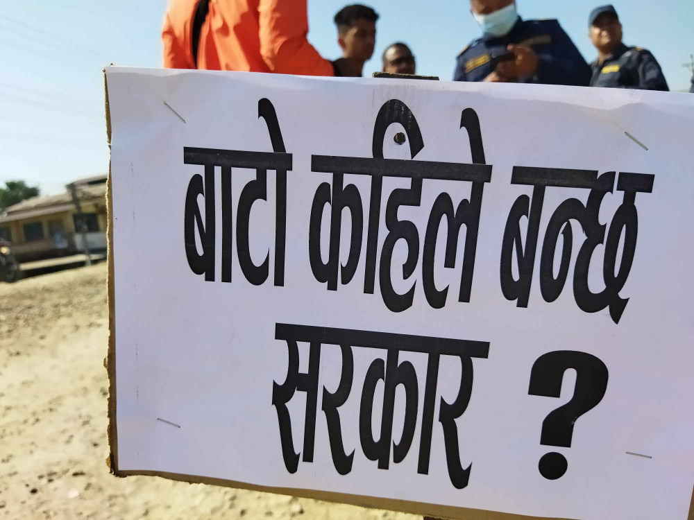 सडक विस्तारको काम अलपत्र पारेको भन्दै  सरकार र ठेकेदारविरुद्ध नाराबाजी