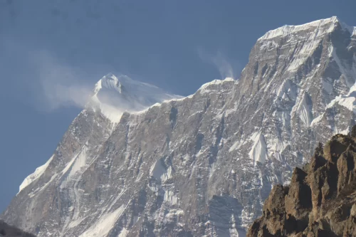 सेताम्मे हिमाल किन हुँदैछ कालो ?