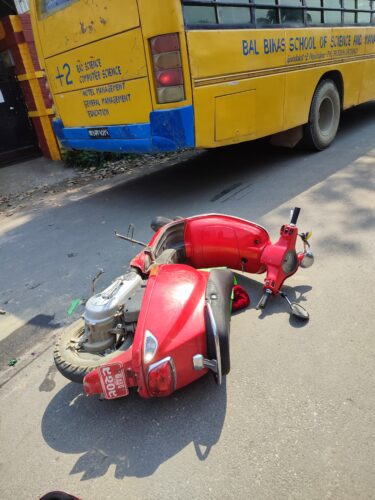 गैँडाकोटमा स्कुलबसको ठक्करबाट एक जनाको घटना स्थलमै मृत्यु