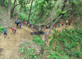 श्रमदान गरेरै वाल्मीकि आश्रम पुग्ने पहुँच मार्ग बनाउदैँ त्रिवेणीका स्थानिय