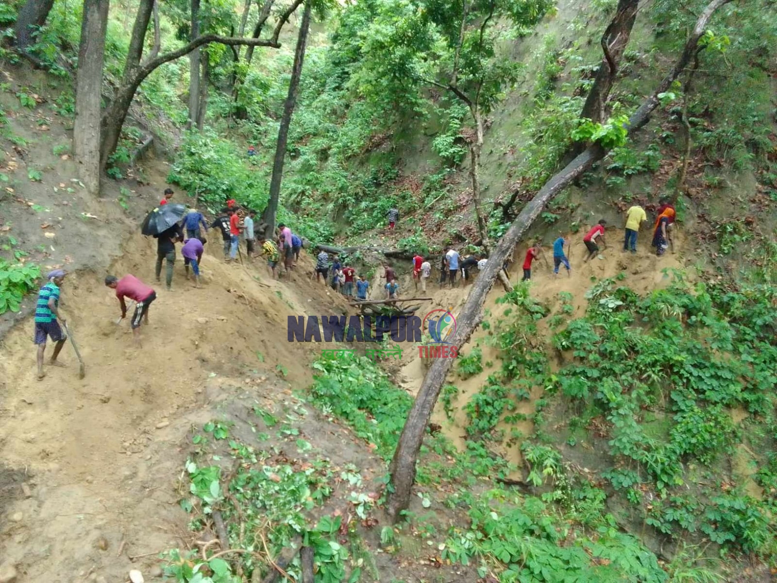 श्रमदान गरेरै वाल्मीकि आश्रम पुग्ने पहुँच मार्ग बनाउदैँ त्रिवेणीका स्थानिय