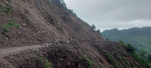 नवलपुरको पहाडी क्षेत्र जोडने  मुख्य सडकहरु अवरुद्ध