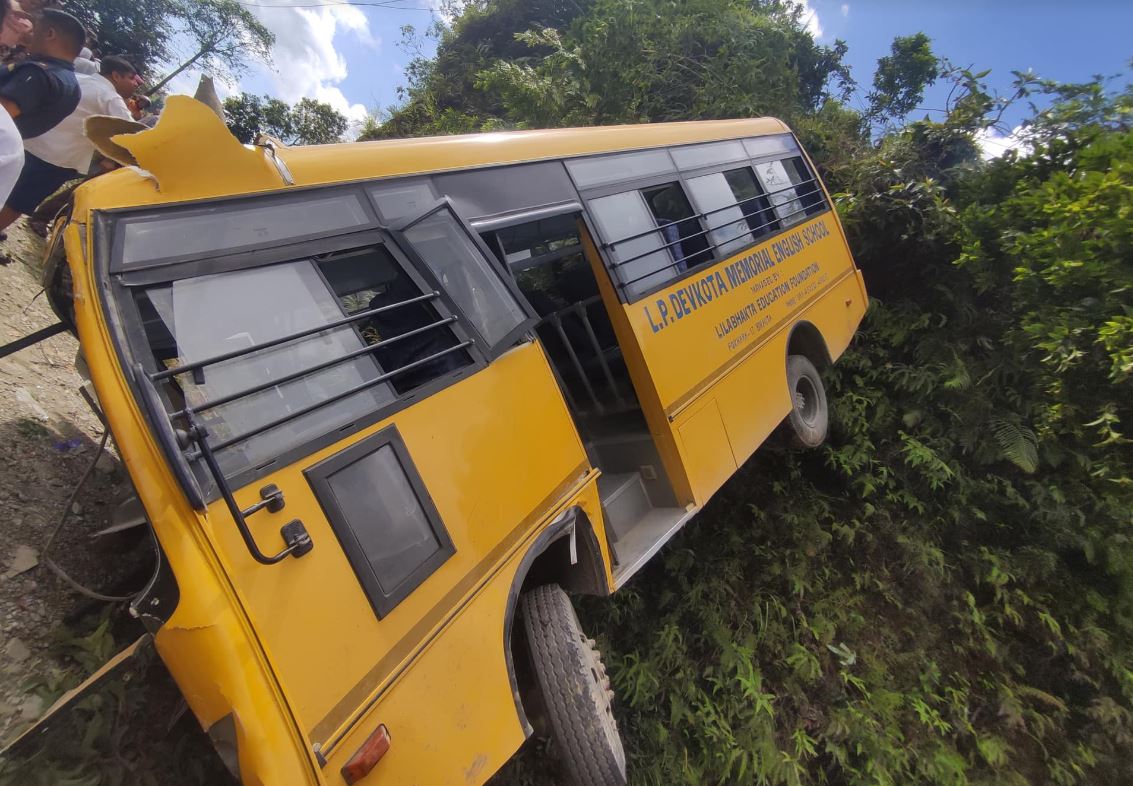 पोखरामा स्कुल बस दुर्घटना हुँदा एकजनाको मृत्यु, २९ जना घाइते