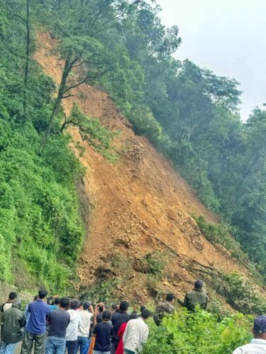 नागढुङ्गा नजिकै पहिरो, मुग्लिङ-काठमाडौँ सडक अवरुद्व