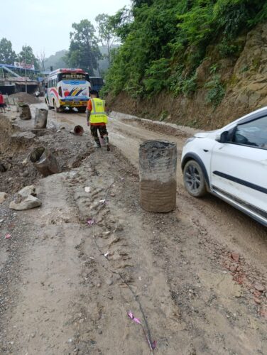 दाउन्नेमा भासिएको सडक आज पनि मर्मत गरिदैँ, यातायात अवरुद्ध