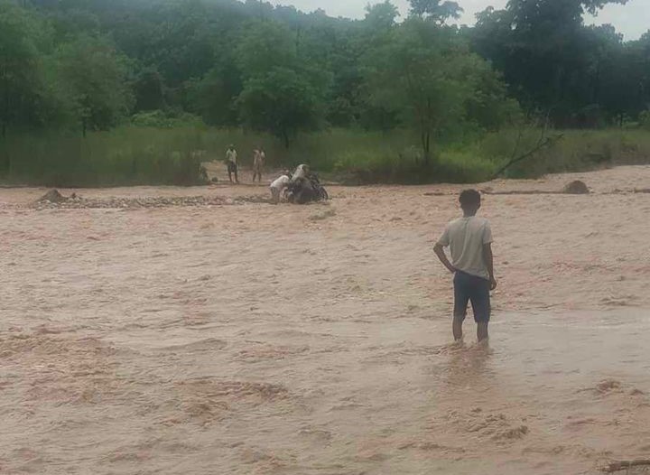 माडीमा खोलाले मोटरसाइकल बगायो, चालक बुट्यानमा अड्किएर बाँच्न सफल