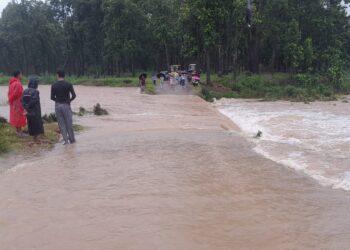 मध्यविन्दुमा अठेरी खोलाले बाबु छोरी चढेको मोटरसाइकल बगायो