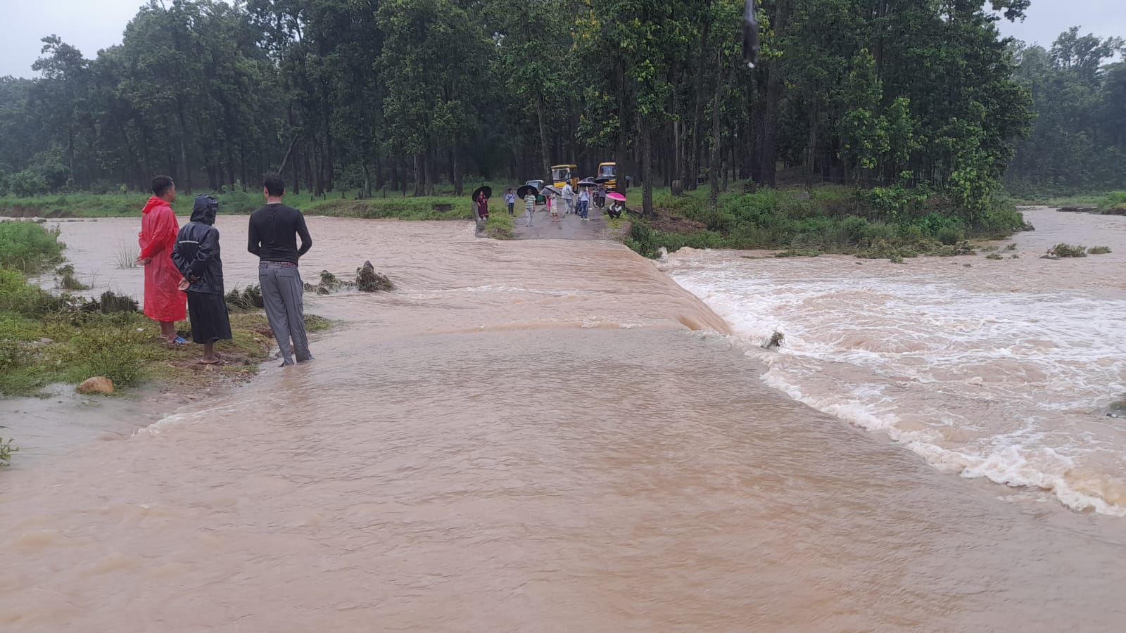 मध्यविन्दुमा अठेरी खोलाले बाबु छोरी चढेको मोटरसाइकल बगायो