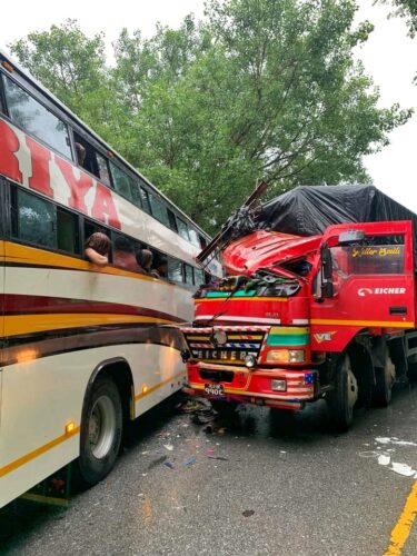 सिमलतालमा बस र ट्रक ठोक्किए,तीन जना घाइते