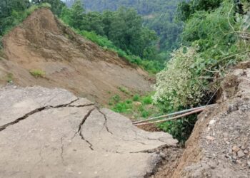 दाउन्नेमा सडक भासिएपछि पूर्व–पश्चिम राजमार्ग अवरुद्ध