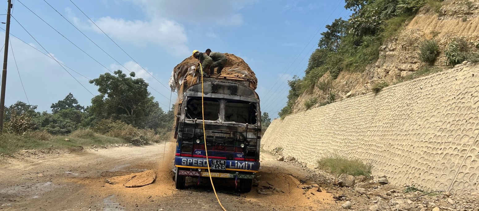 दाउन्ने जंगलमा भुस बोकेको ट्रकमा आगजनी