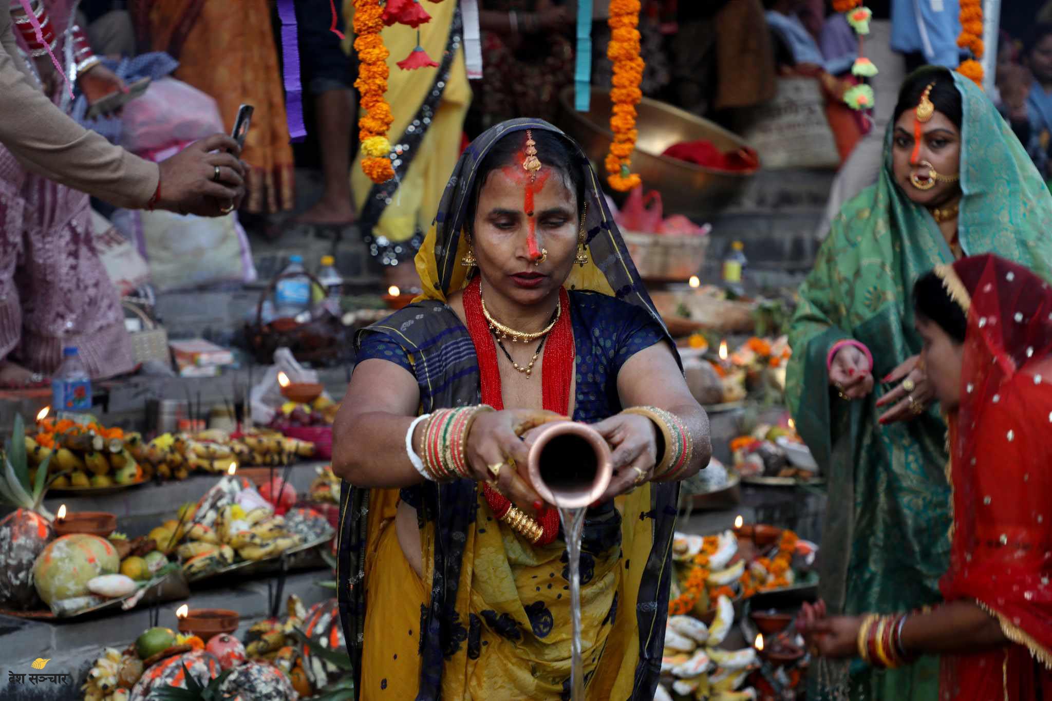 छठ पर्वको मुख्य दिन, अस्ताउदो सुर्यको पुजाआराधना गरिदैँ