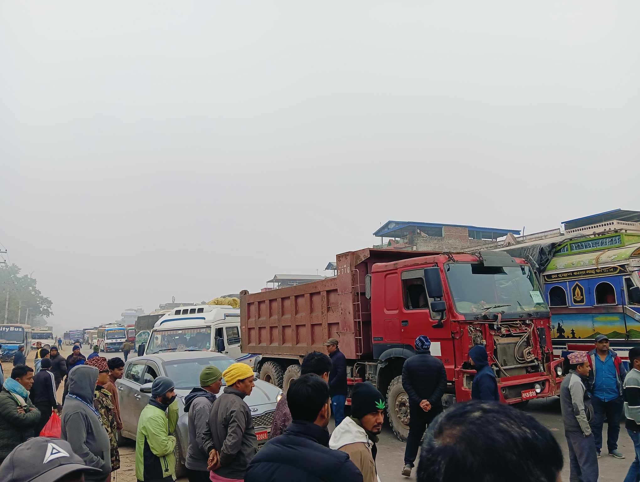 सडक विस्तार चाडो गर्न माग गर्दै डण्डामा सडक अवरुद्ध