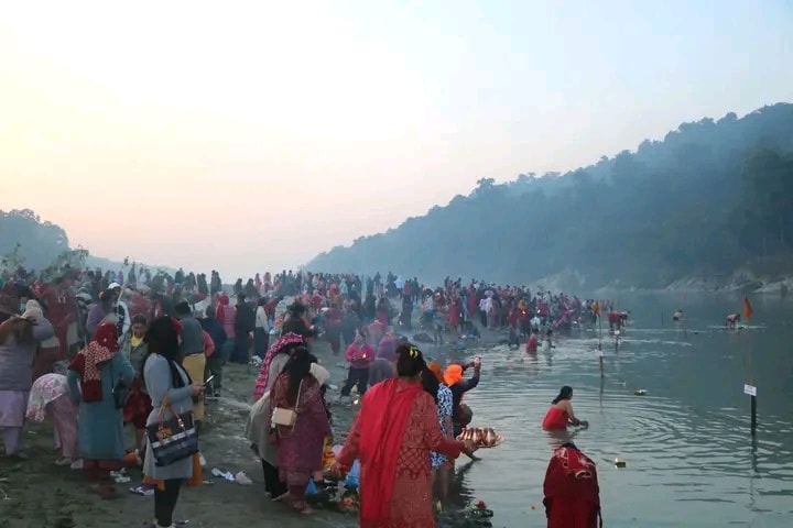 देवघाटमा स्नान गर्न घुइँचो : गैँडाकोटबाट निःशुल्क डुङ्गाको व्यवस्था