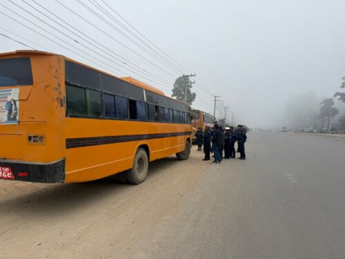 विद्यार्थी बोक्ने सवारी साधनमा ट्राफिकको नजर, दुई दिनमा १६ साधन कार्वाहीमा 6