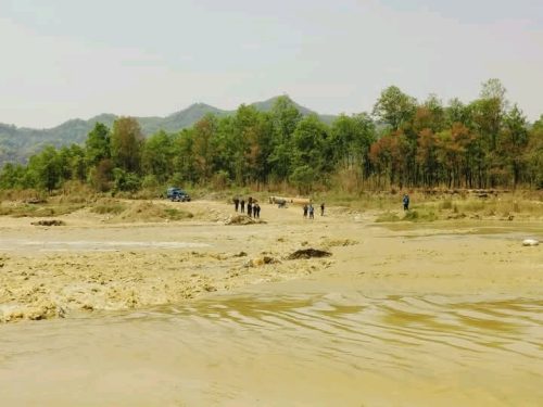 दुम्किबासको विनयी खोलामा बाढीले डाईभर्सन बगाउदा नारायणघाट बुटवल सडक अवरुद्ध