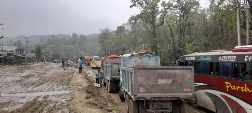 नारायणगढ–बुटवल सडक : दाउन्नेमा सडक चिप्लिएको कारण २१ घन्टादेखि यातायात ठप्प