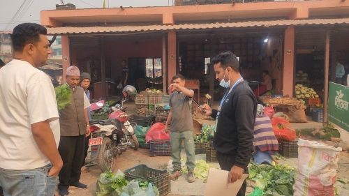 कावासोतीको हाटबजारमा बिक्रीका लागी राखिएको रायोको सागमा अत्याधिक मात्रामा विषादी