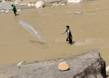 चिसाे पानी बुदुना माछा, खाजा खान जानेकी  बतासा!