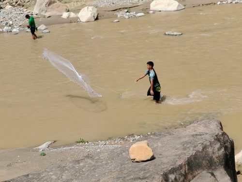 चिसाे पानी बुदुना माछा, खाजा खान जानेकी  बतासा!