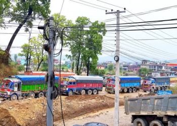 देशको ’लाइफ लाइन’ सडकको बेहाल : यात्रुलाई सधैँको सास्ती