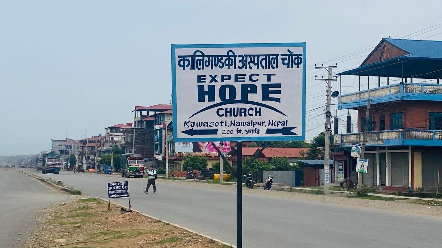 राजमार्गमा अव्यवस्थित रुपमा राखिएका होडिङ बोर्ड ७ दिन भित्र हटाउन निर्देशन
