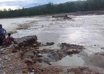 बाढीले डाईभर्सन बगाउँदा पुर्व पश्चिम राजमार्ग अवरुद्ध