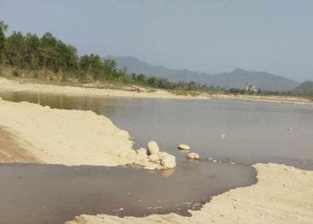 दुम्कीबासमा डाइभर्सन बगाउँदा पूर्वपश्चिम राजमार्ग अवरुद्ध