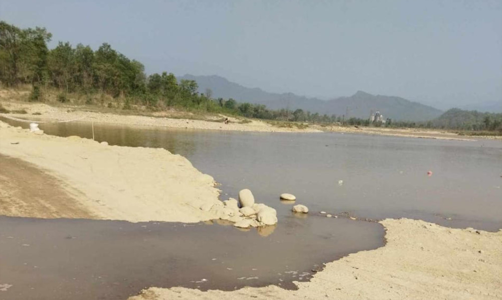 दुम्कीबासमा डाइभर्सन बगाउँदा पूर्वपश्चिम राजमार्ग अवरुद्ध