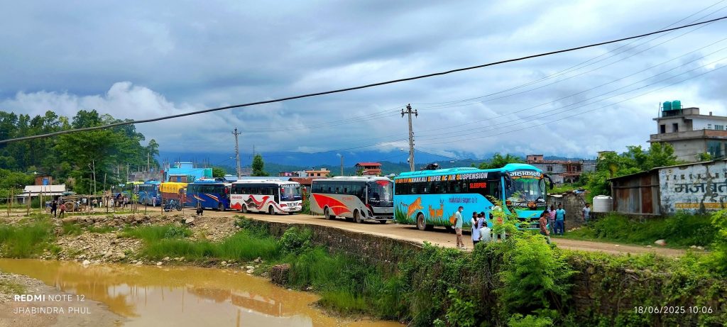 दाउन्नेमा गाडी फस्दा ४५ किलोमिटर लामो जाम