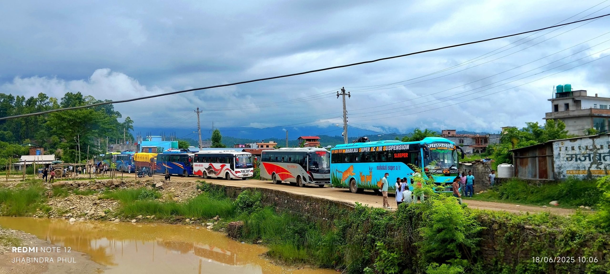 दाउन्नेमा गाडी फस्दा ४५ किलोमिटर लामो जाम