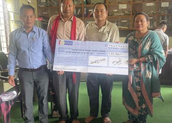 सामुदायिक वनद्वारा महाराजा आधारभूत विद्यालयलाई २ लाख ६१ हजार नगद सहयोग
