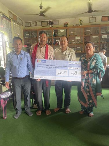 सामुदायिक वनद्वारा महाराजा आधारभूत विद्यालयलाई २ लाख ६१ हजार नगद सहयोग